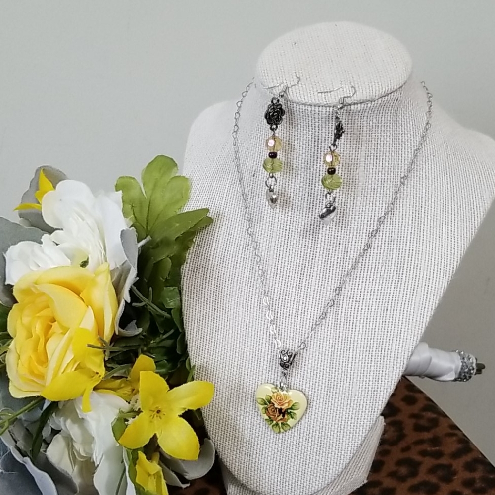 💚3/$25! NWT Dainty retro heart necklace set